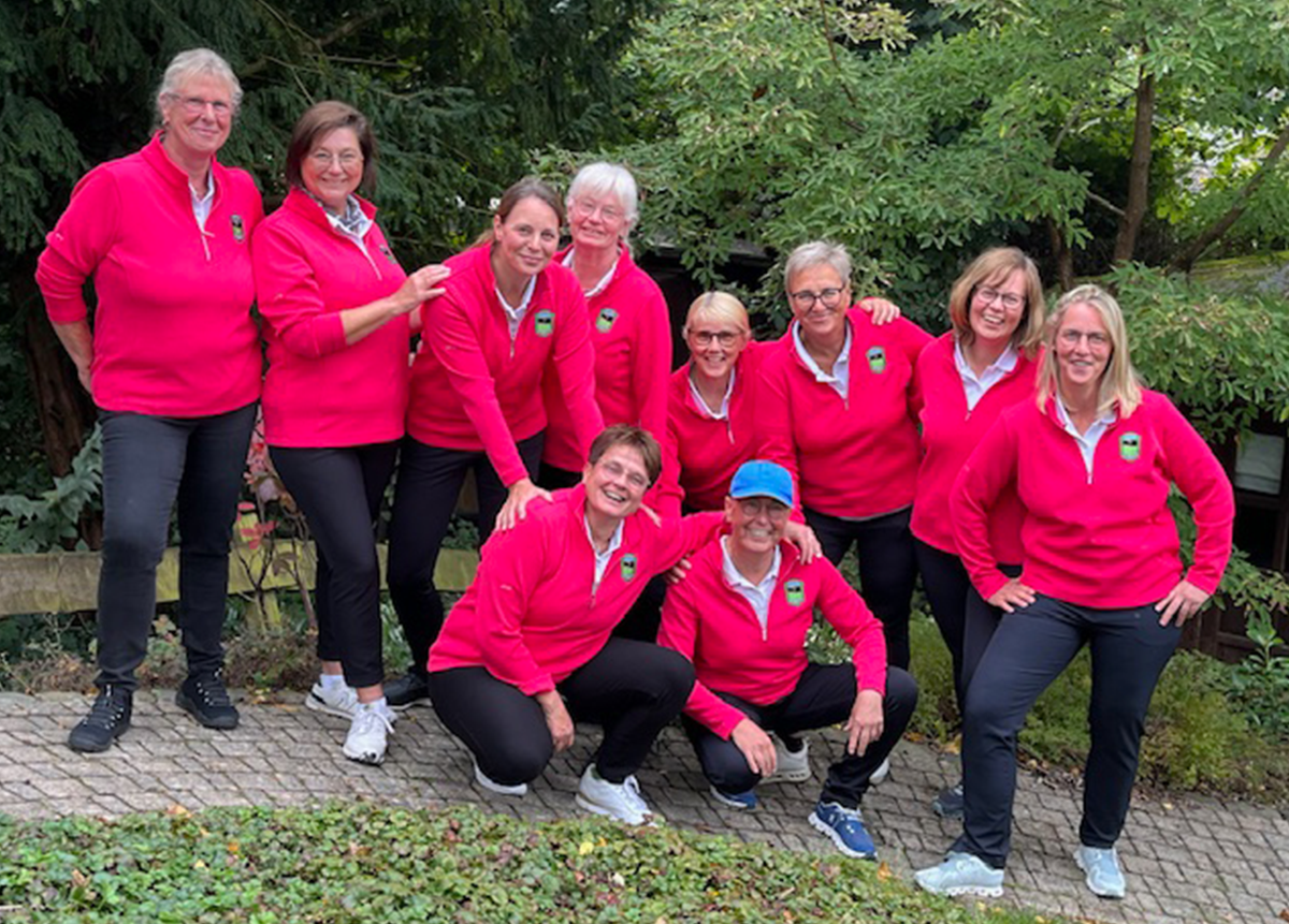 https://golfclub-schmallenberg.de/wp-content/uploads/2025/08/AK50-Damen-Mannschaftsbild.png