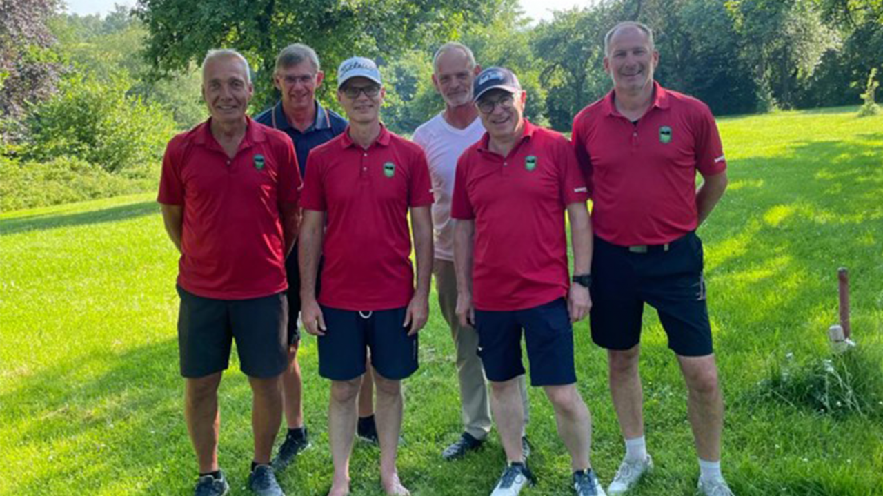 Herren AK50 Schmallenberg Varmert Die sechs Golfer des GC Schmallenberg in roten Shirts und dunklen Hosen in grüner Natur