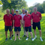 Die sechs Golfer des GC Schmallenberg in roten Shirts und dunklen Hosen in grüner Natur