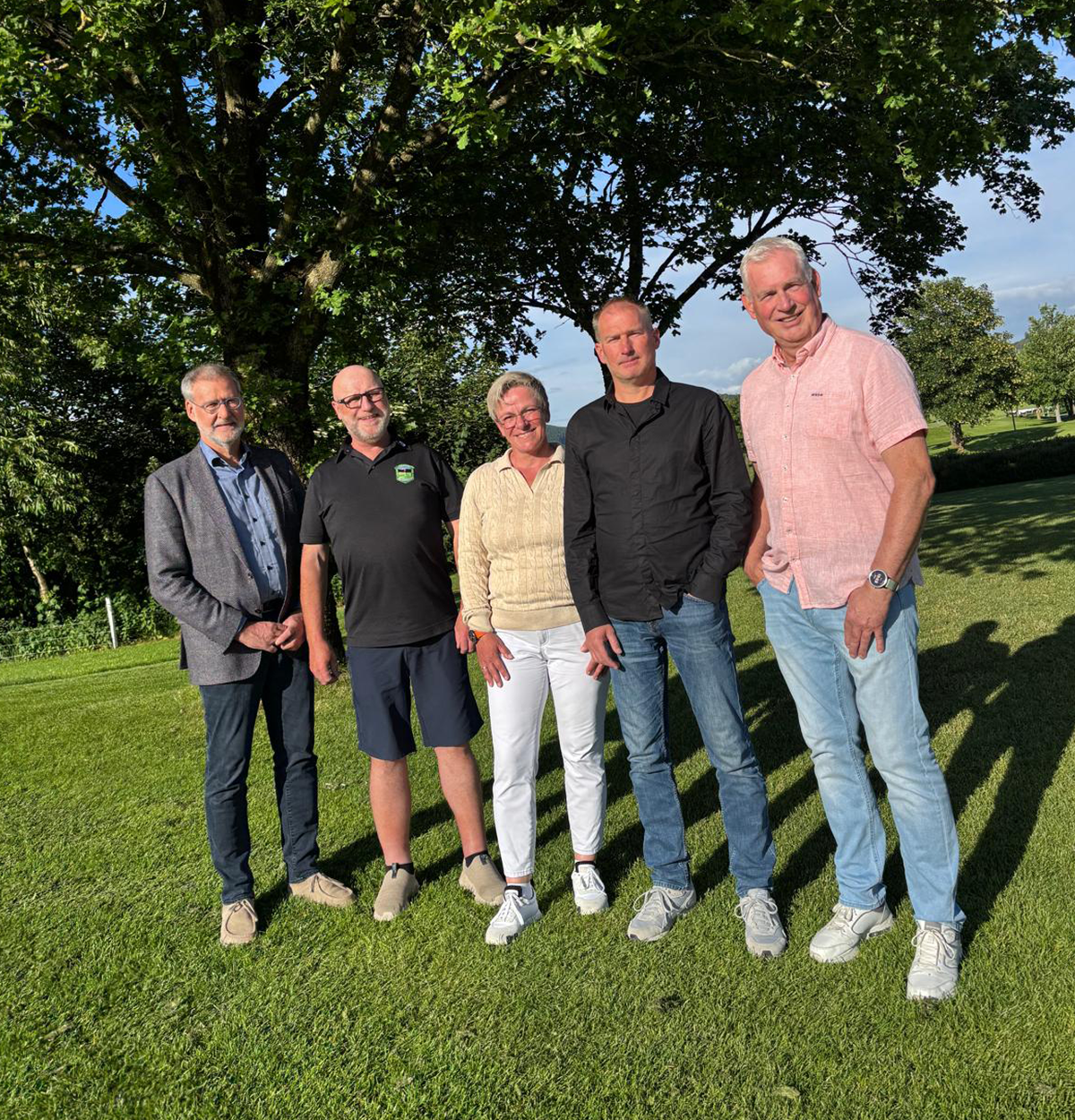 Vorstand Golfclub Schmallenberg Der neue Vorstand des Golfclub Schmallenberg auf dem Golfplatz in der Abendsonne vor einem Baum